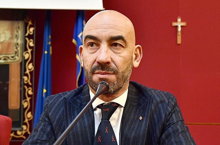 Bassetti aggredito da no-vax in locale notturno