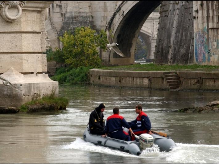 Cade nel Tevere mentre cerca di farsi u  selfie: grave una donna di 48 anni