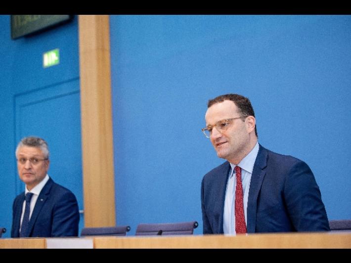 Spahn, servono pi&ugrave; controlli sul green pass,come in Italia