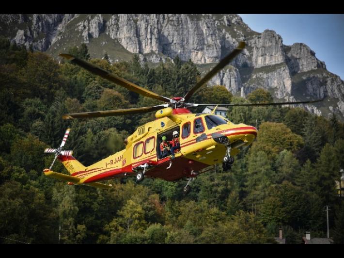 incidente moto contro muro