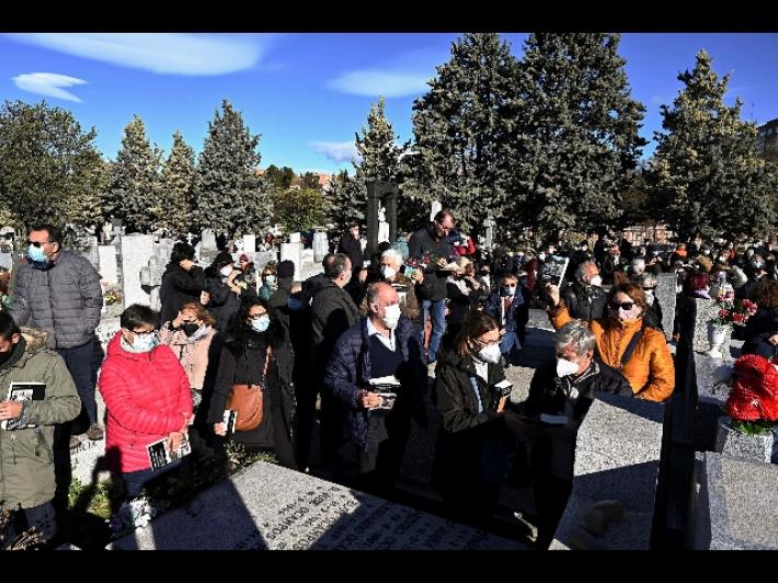 La Spagna dice addio a Almudena Grandes,in centinaia al funerale