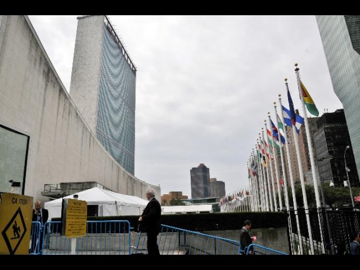 Palazzo di Vetro transennato, avvistato uomo armato