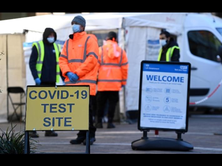 Test prima di partire per la Gran Bretagna: proteste del settore aereo