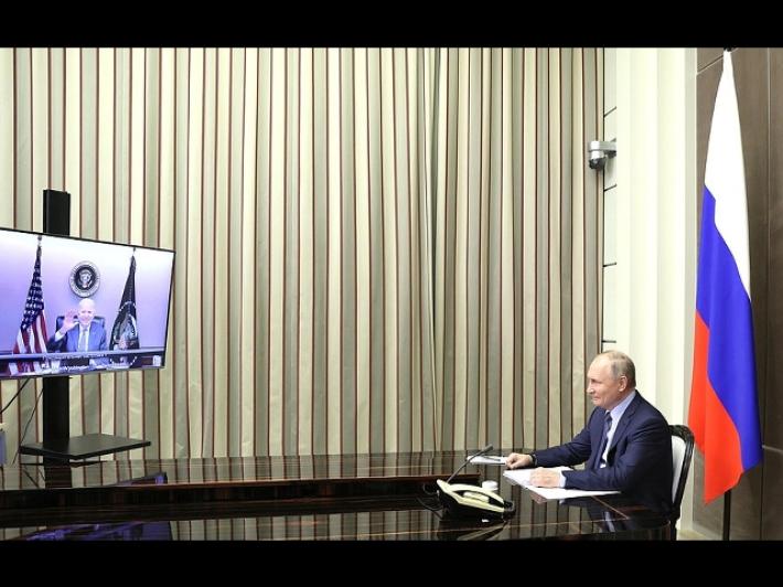 'Biden ha minacciato Putin di forti sanzioni su Ucraina'