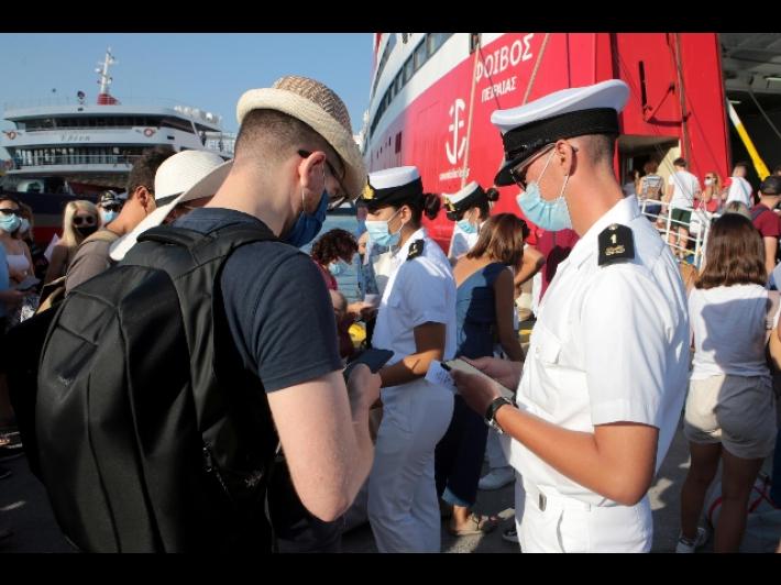 La Grecia impone tamponi a tutti i viaggiatori in ingresso