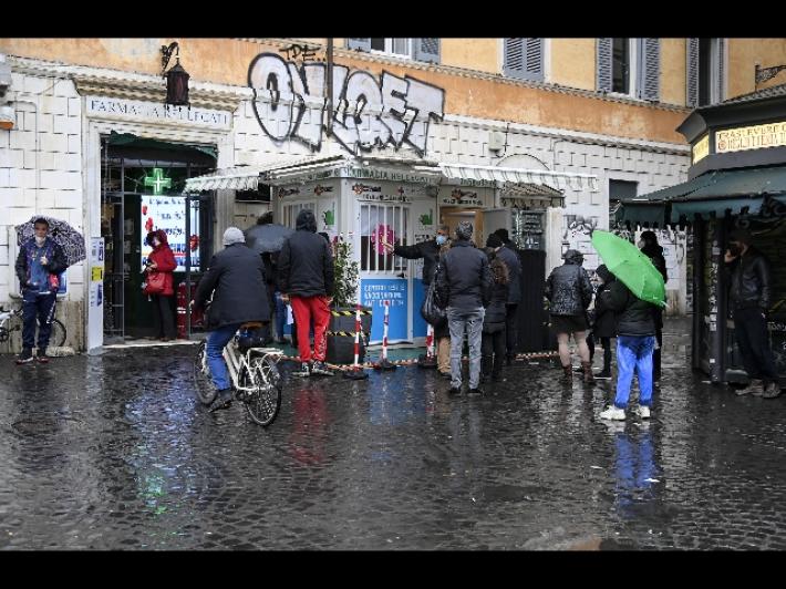 Covid: nuovo record positivi, 54.762 in 24 ore