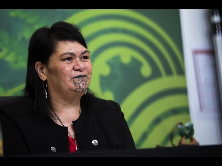 Nuova Zelanda: prima giornalista conduce tg con tatuaggio Maori