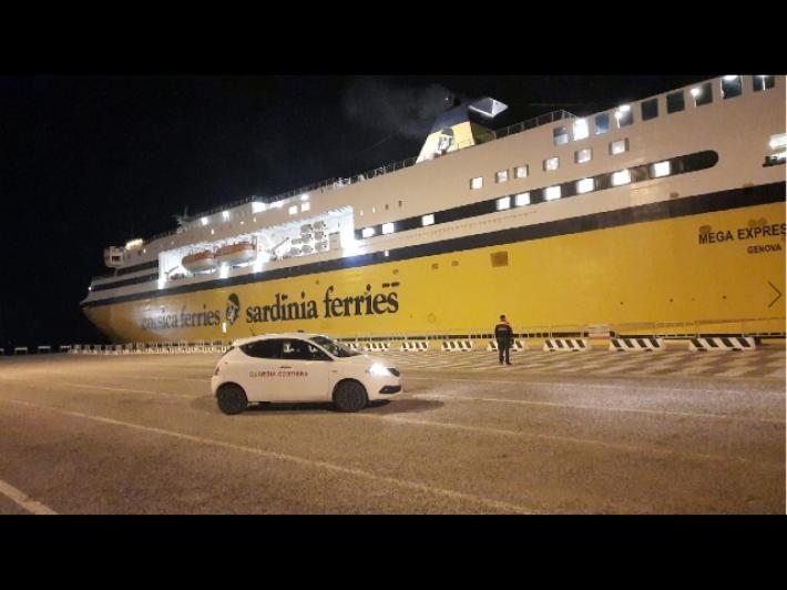 Covid: 23 positivi su traghetto, atteso nulla osta sanitario