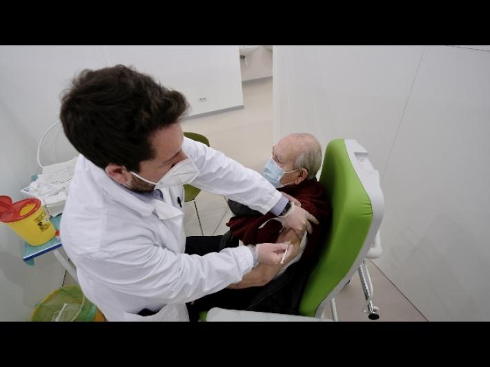 Vaccini: tenta di corrompere infermiere per non fare iniezione