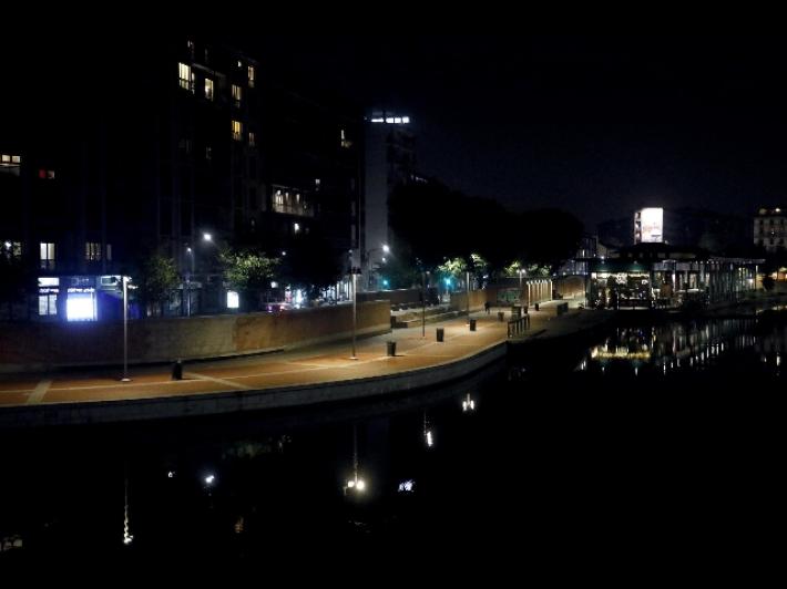 Milano risparmia energia elettrica: dalla luce stradale (un'ora in meno), allo smartworking e al riscaldamento sui tram