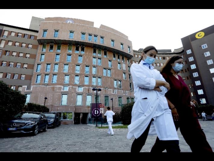 Berlusconi: il fan di Lecce fuori dall'ospedale anche a Pasqua. " Star&ograve; qui finche Silvio non rientra ad Arcore"