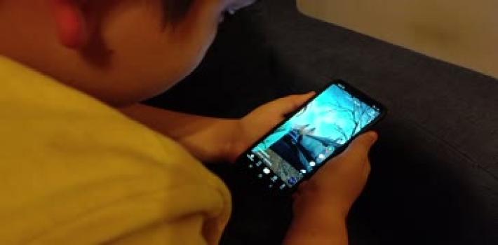 Troppo tempo on line riduce l'apprendimento del linguaggio