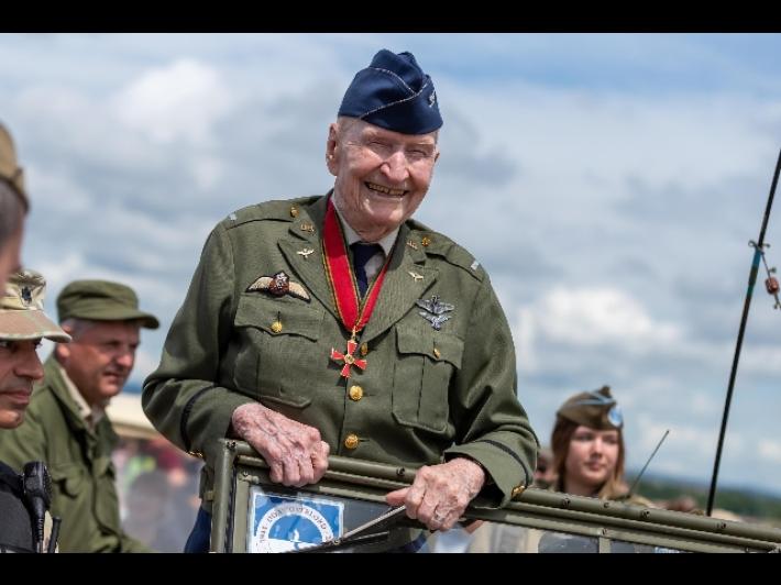 Morto il pilota americano  che lanciava dolci ai bambini di Berlino nel '48 Halvorsen