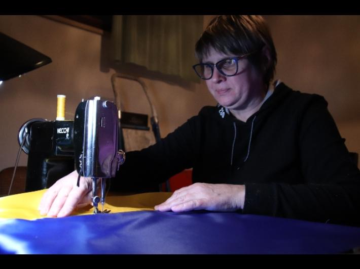 Donne cuciono bandiere ucraine per la protesta contro la guerra