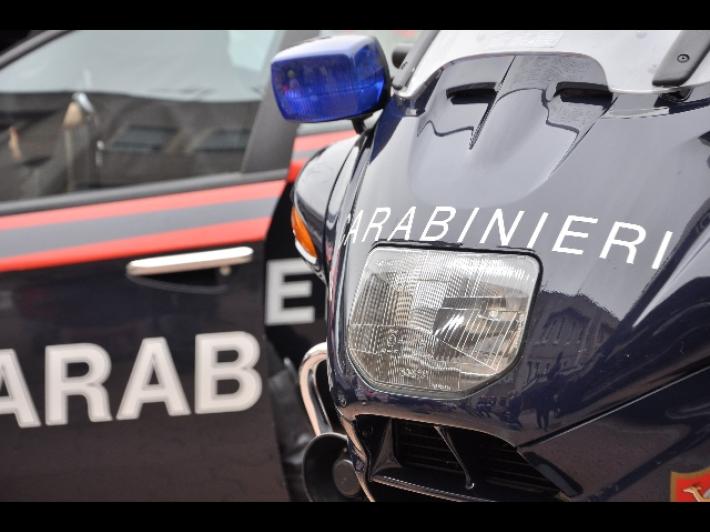 Cedono figlia 14enne ad amico per cibo e soldi, tre arresti