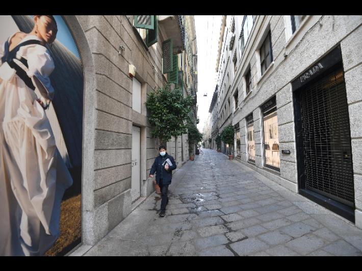 Gli strappano l'orologio da 130 mila euro mentre visita il quadrilatero della moda a Milano