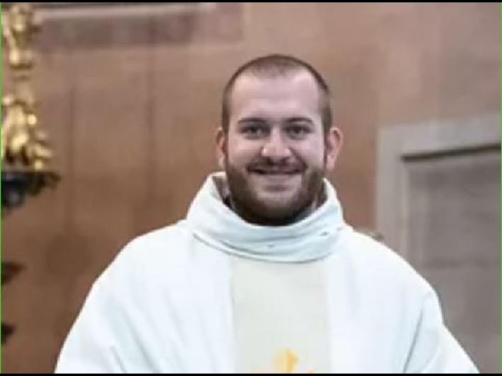 Beve anticalcare durante la messa, prete finisce in ospedale