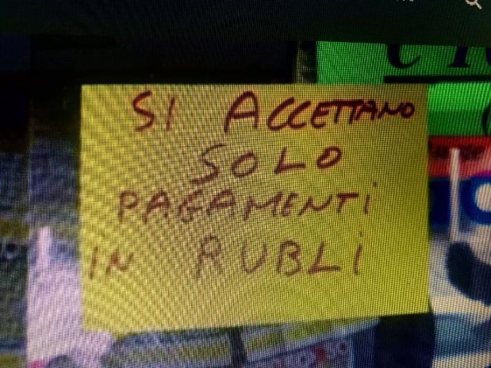 Ucraina: cartello tabaccaio Arezzo, 'Accetto solo rubli'