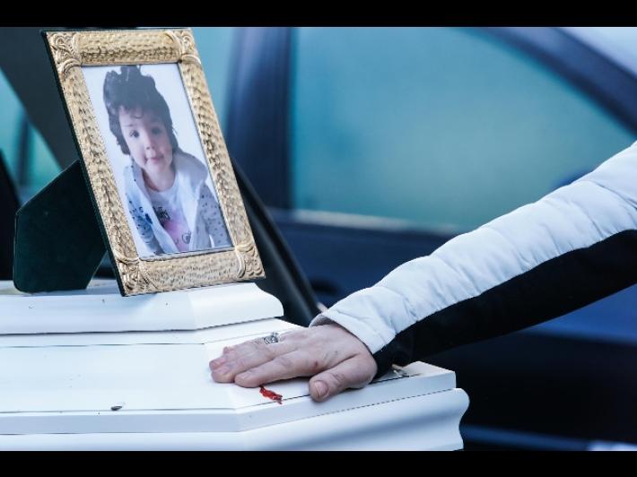 Bimba caduta: svolta nell'indagine, "Il patrigno l'ha gettata dal balcone"