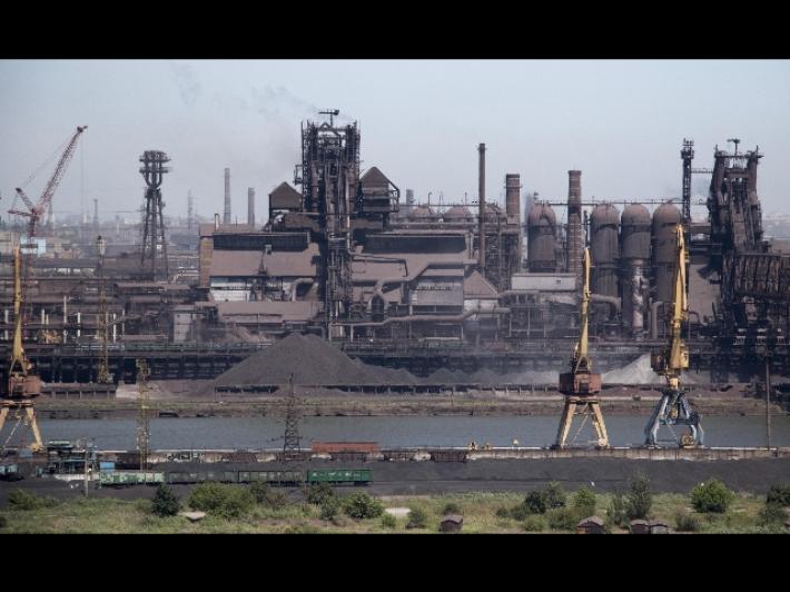Cento civili evacuati dall'acciaieria Azovstal a Mariupol