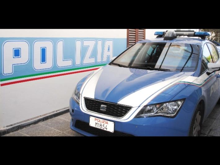 Donna uccisa a coltellate in strada a Genova