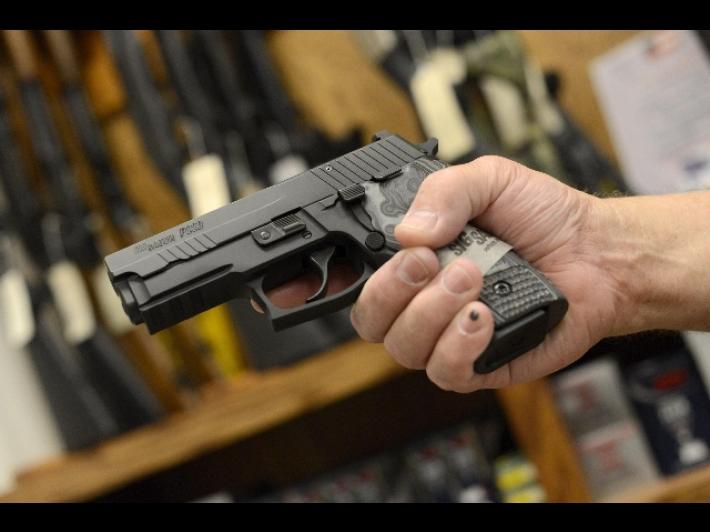 Lite per furgone sulle strisce, vigilantes estrae pistola