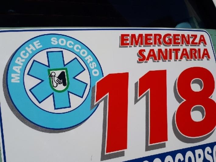 Cade da tettoia capannone durante lavori, morto 23enne