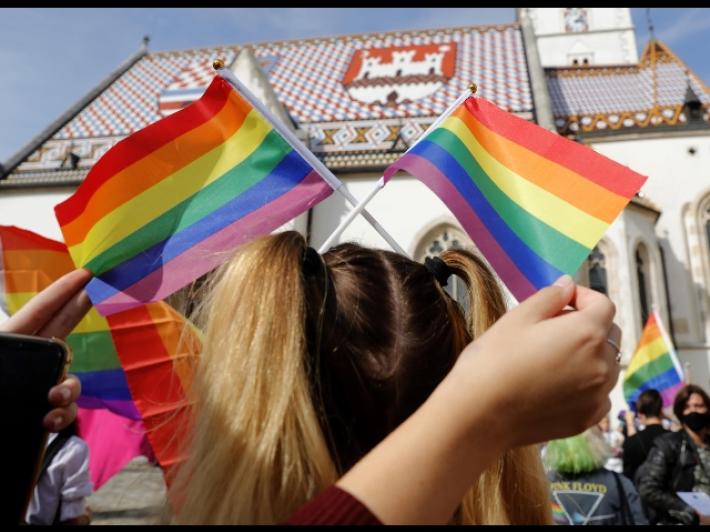 S&igrave; a "genitore" al posto di "padre" e madre" sulla carta d'identit&agrave;: coppia arcobaleno vince la causa