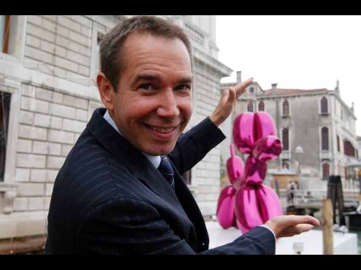 Tocca una scultura di Jeff Koons da 40 mila euro: in briciole 
