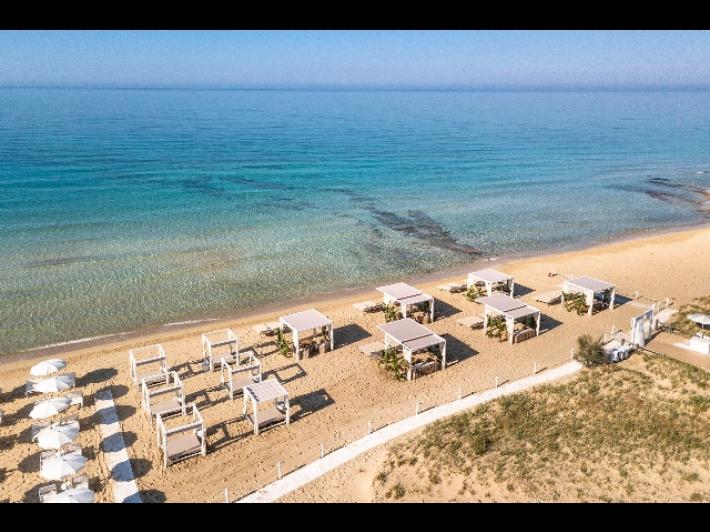 L'estate del caro-spiaggia, 1.000 euro al giorno per un gazebo nel Salento