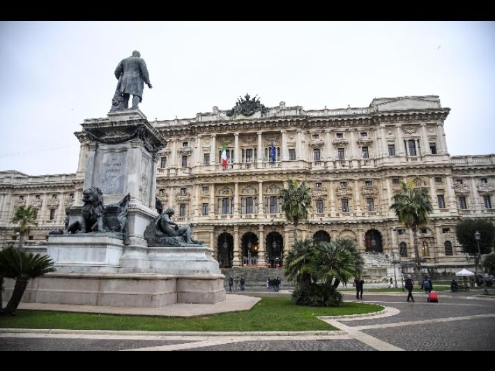 Tradisce la moglie con la cognata: deve restituire i beni ricevuti dalla consorte