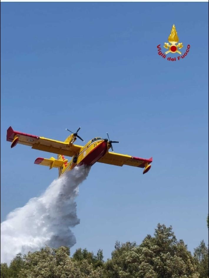 Un Canadair precipita sulle pendici dell'Etna