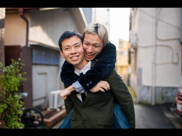 Viaggiatori Lgbtq+, ricerca di Booking.com: l'82% dice di aver avuto esperienze poco accoglienti