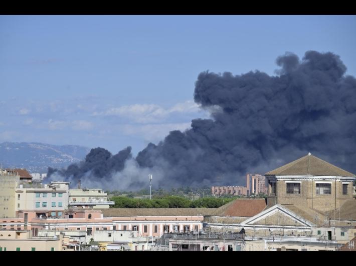 Incendio a Roma, nube fumo visibile da molti quartieri