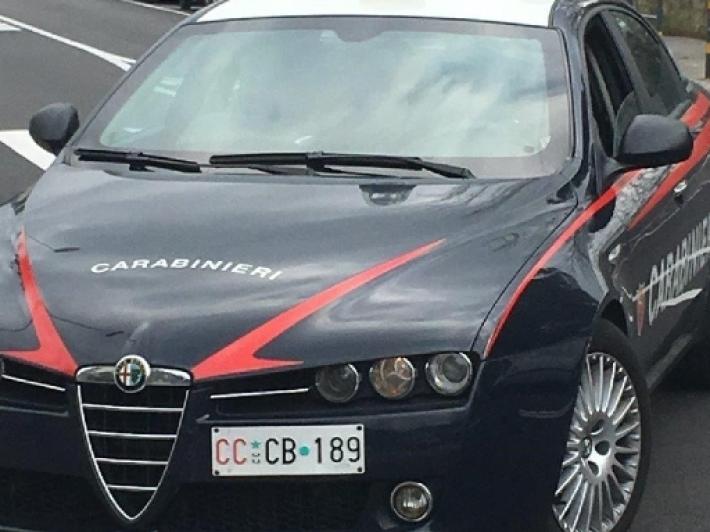 Minaccia moglie e figlia e si fa consegnare i loro stipendi