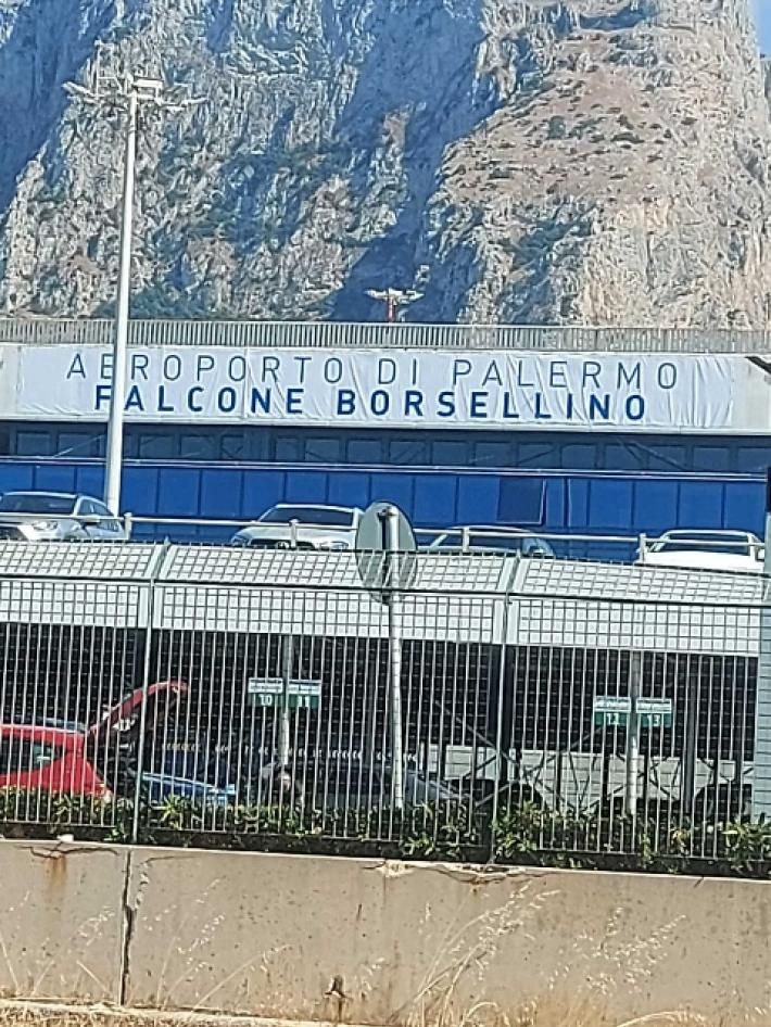 "Problemi tecnici": non decolla il volo del Palermo per la trasferta a Reggio Emilia