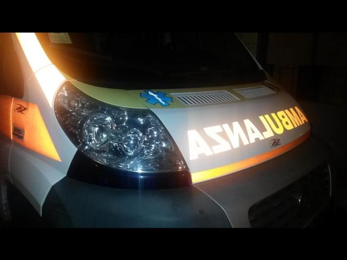 Valmozzola Stazione: auto fuori strada nella notte, un ferito