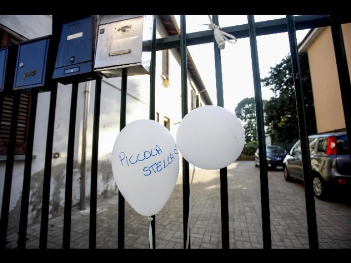 Bimba morta di stenti: il pm  d&agrave; il nulla osta per la sepoltura. Il Comune di Milano si offre di pagare  i funerali 