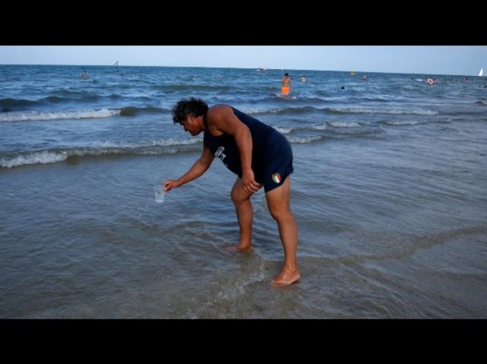 Batteri in mare in E-R, balneare beve l'acqua, '&egrave; sicura'