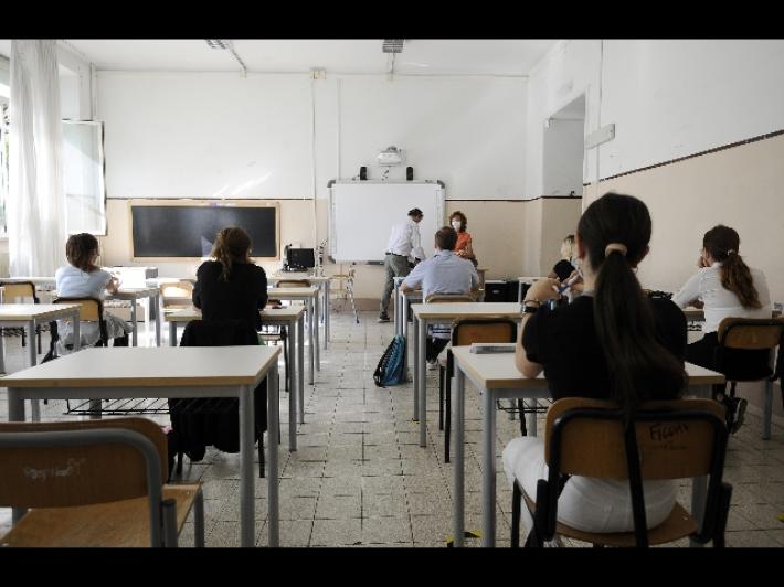 Pugno a alunno: in un video le offese al prof e la reazione