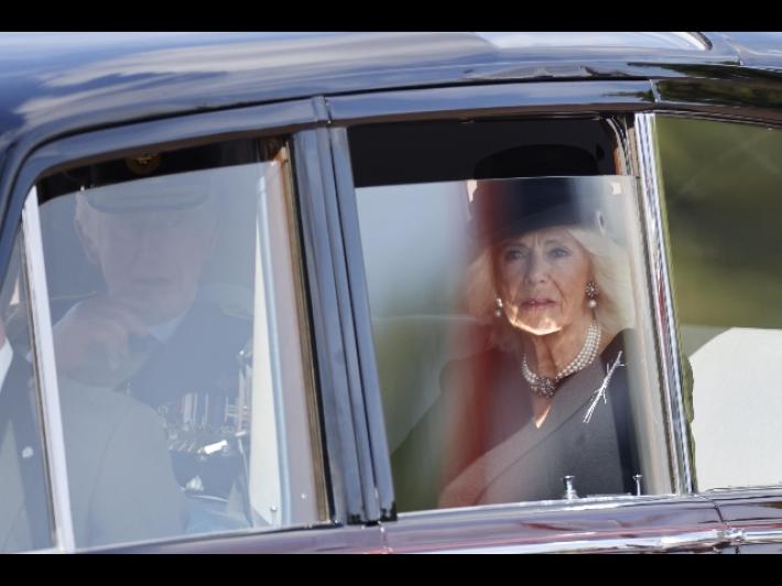 Il principe Harry alza il tiro: Camilla nel mirino con William e Kate