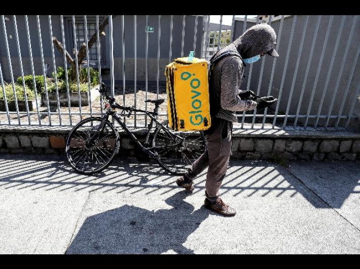 Violata la &laquo;legge rider&raquo;, multa da 79 mln a Glovo 