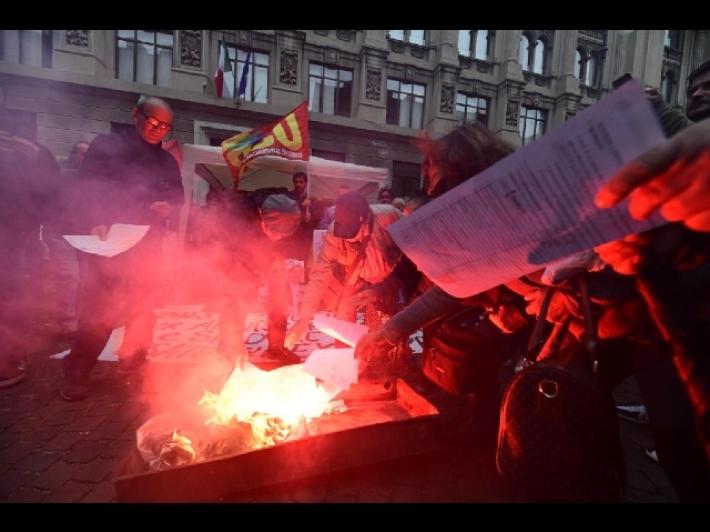 Caro energia: manifestanti bruciano bollette a Torino