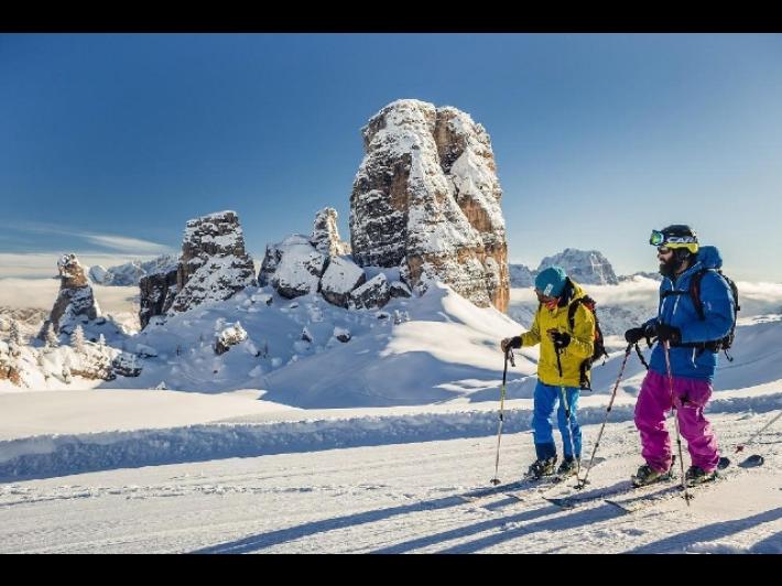 Due sciatori travolti da una valanga sopra Cortina, salvati