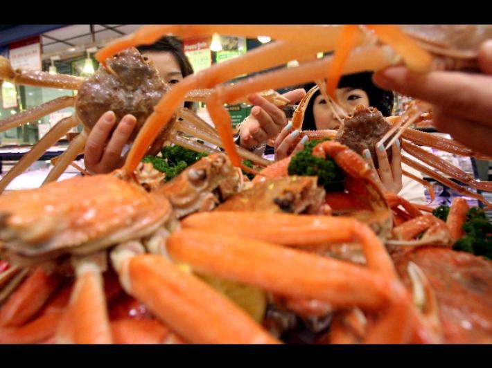 Rapinatore gourmet prende di mira una pescheria e si fa consegnare dei crostacei