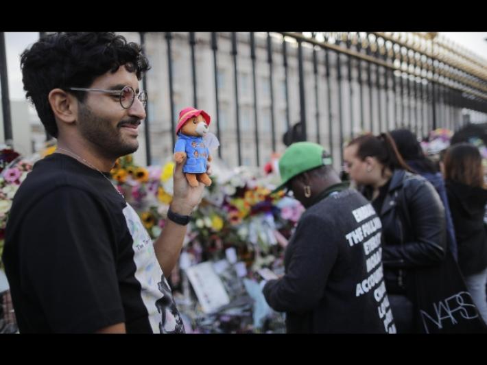 In beneficenza i peluche lasciati davanti alle residenze reali per omaggiare la regina Elisabetta