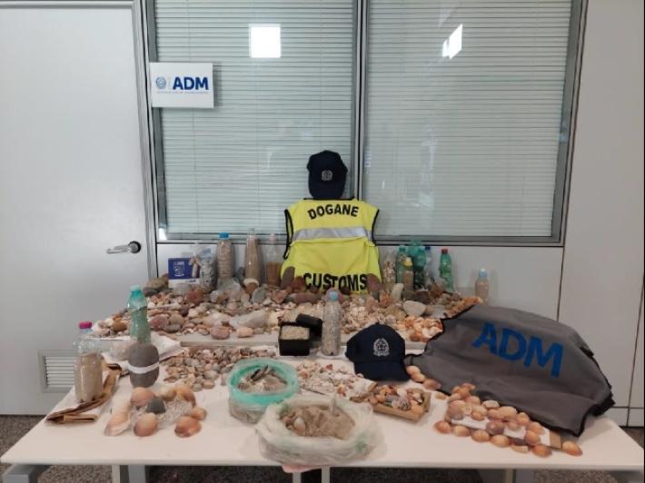 Spiagge sarde depredate: 50kg sabbia e ciottoli in valigie