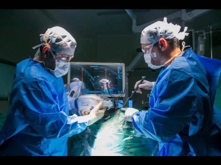 Ustionato a 10 mesi con l'olio, trapianto con  la pelle dei genitori 