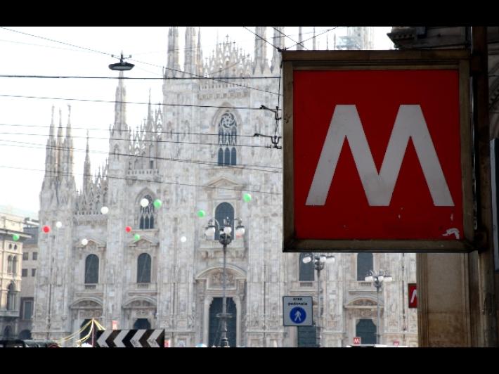 Spinge una ragazza su binari della metropolitana a Milano, arrestato 