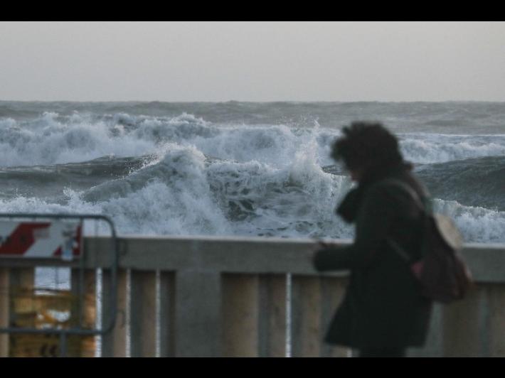 Turista muore travolta da un&rsquo;onda mentre sta fotografando la mareggiata in corso nel fiordo di Furore